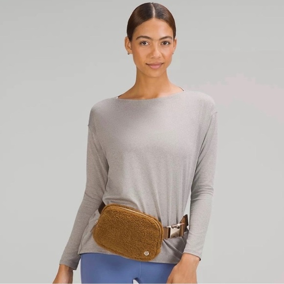 Lululemon Everywhere Belt Bag 1L Sherpa Fleece in Burnt Caramel - Picture 2 of 7